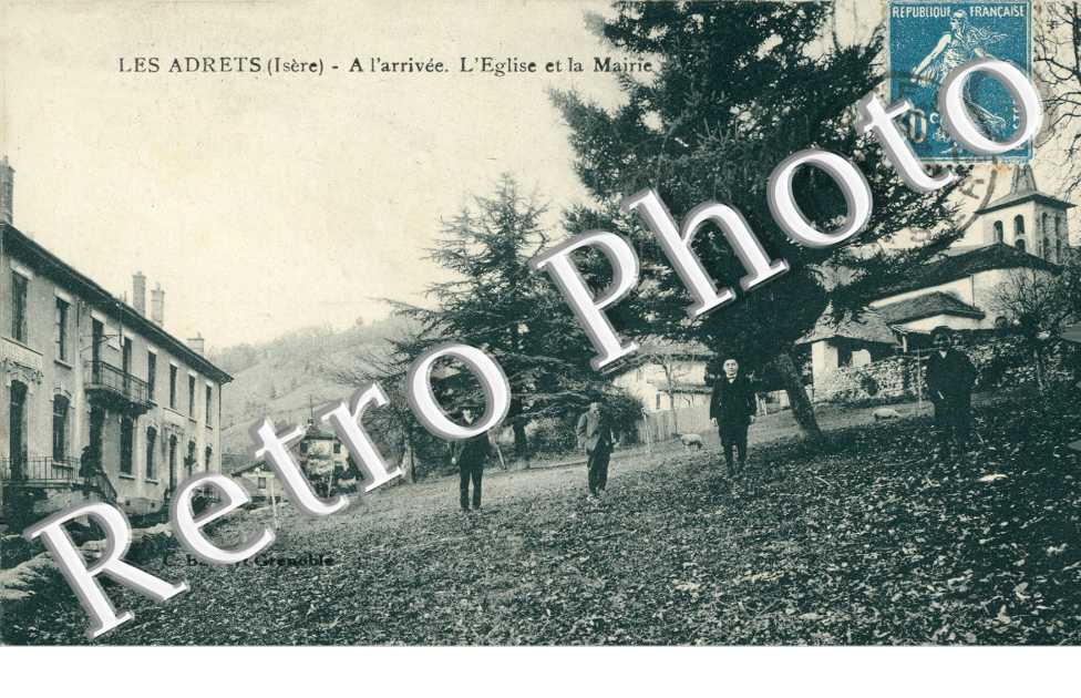 A l'Arrivee - L'Eglise et la Mairie