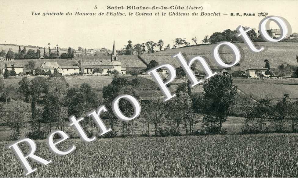 vue generale au hameau de l'eglise, le coteau et le chateau du Bouchet