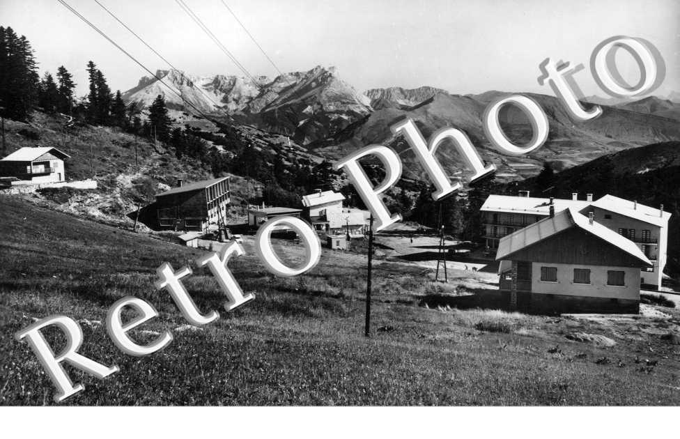 Ceuze - la Station dans son cadre de montagnes