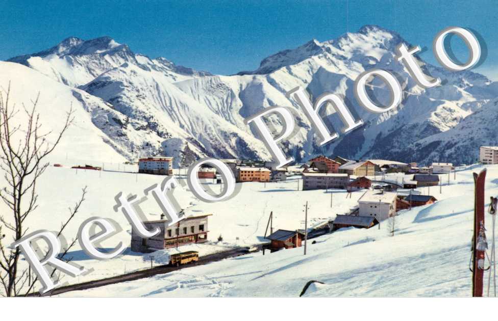 vue generale de l'Alpe de Venosc. Tete de Lauranoure et la Muzelle  -  annees 60/70