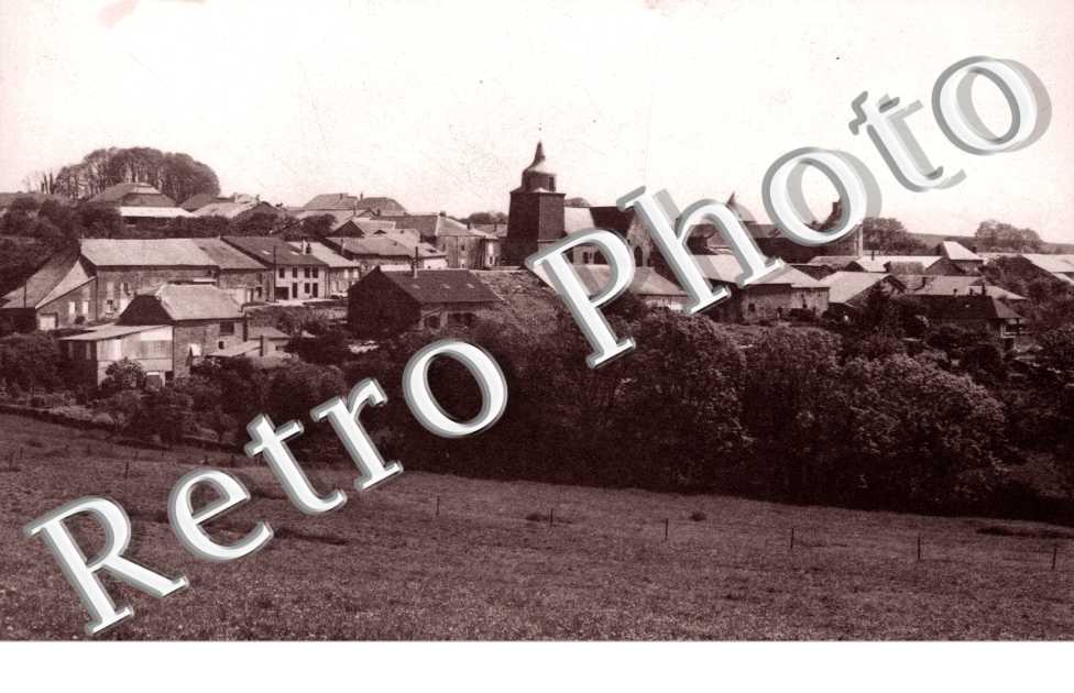 le Chateau et l'eglise fortifiee
