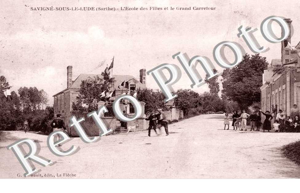 l'école des filles et le grand carrefour en 1910