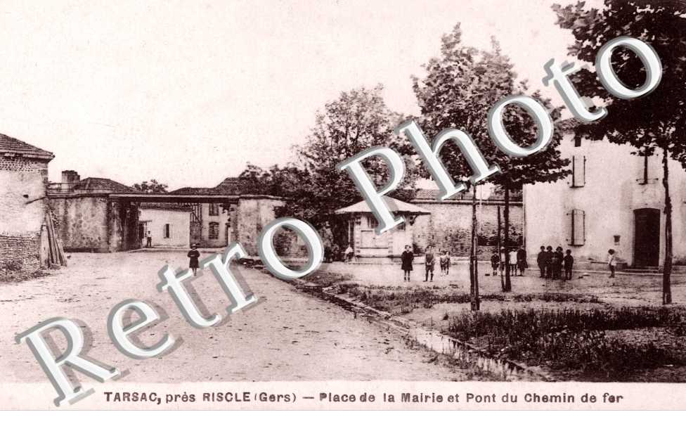 place de la mairie et pont du chemin de fer