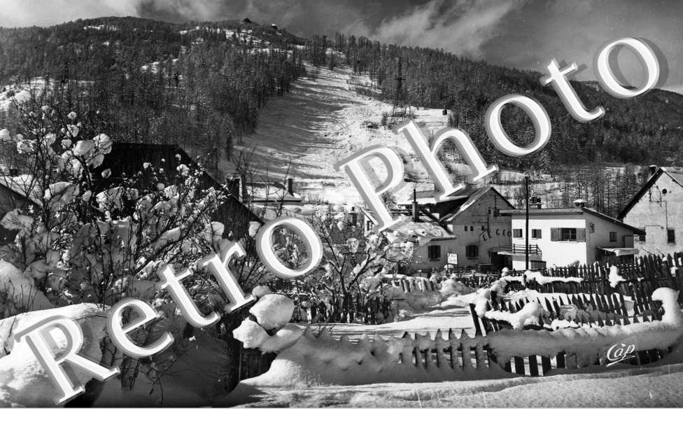 Chantemerle La station et la descente de la piste rouge