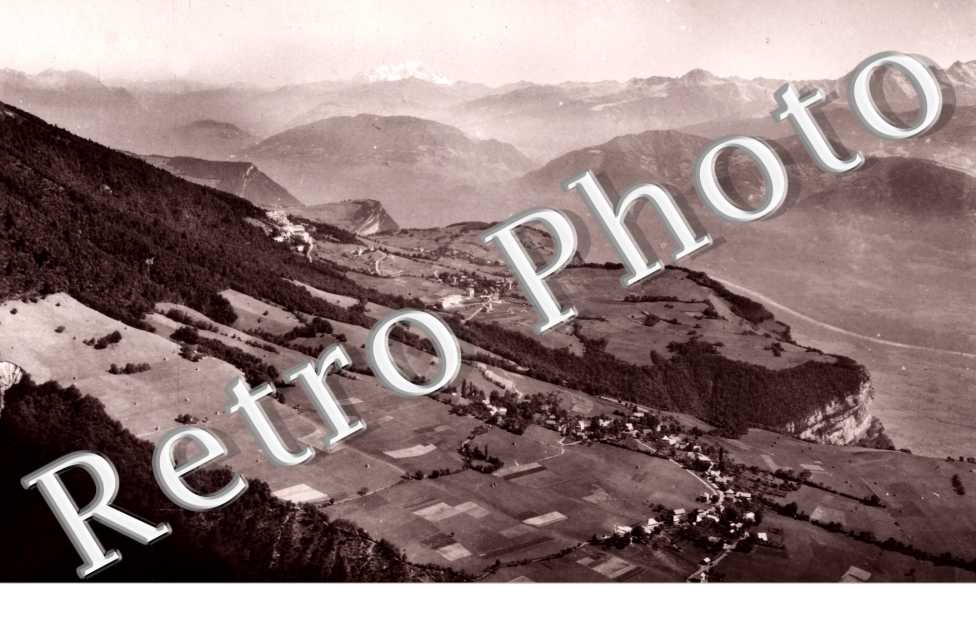 vue aerienne Le Plateau des Petites Roches, la chaine de Belledonne. Au fond, le Mont Blanc  -  annees 50