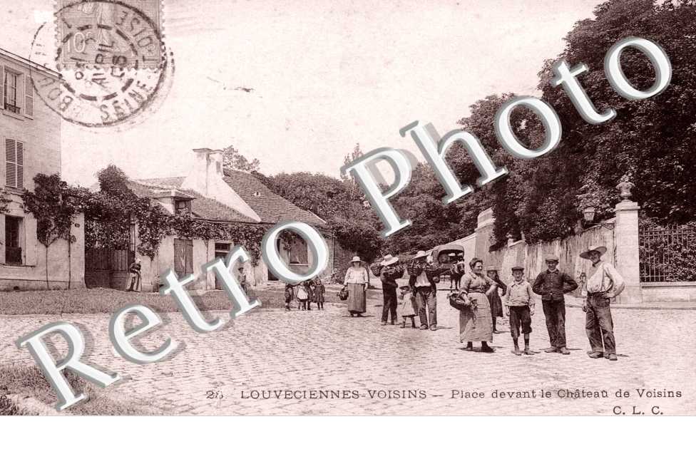 Place devant le Château de Voisin
