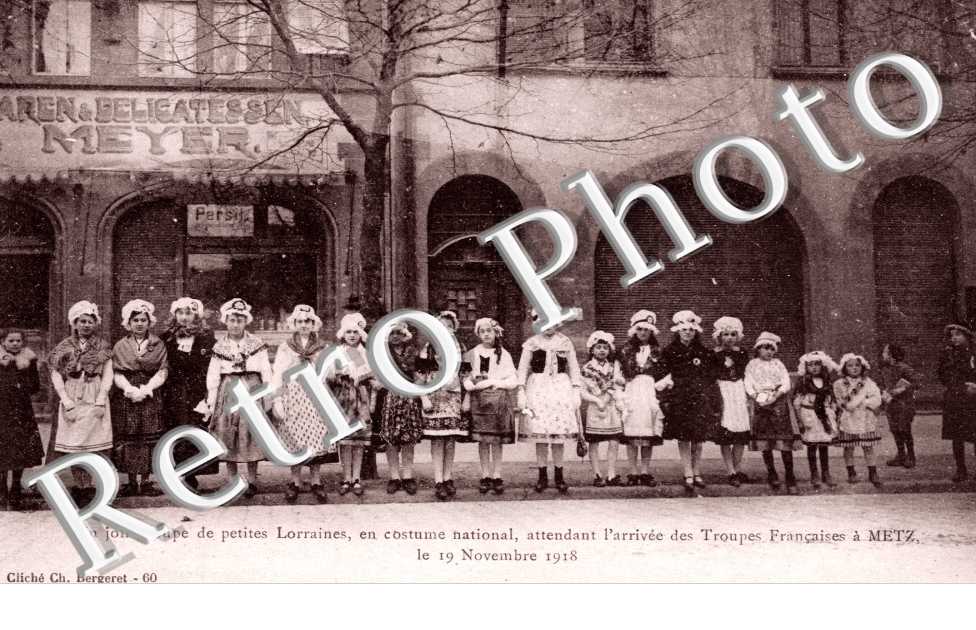 un joli groupe de petites lorraines attendant l'arrivee de stroupes francaises le 19 novembre 1918