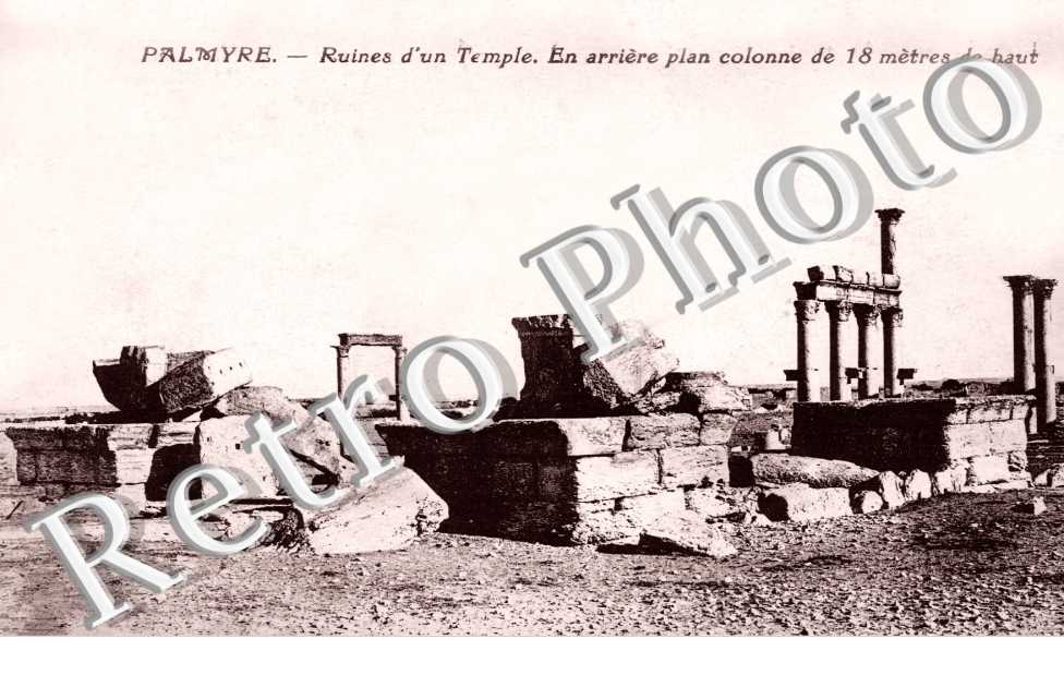 ruines d'un temple En arriere plan colonne de 18 metres de haut