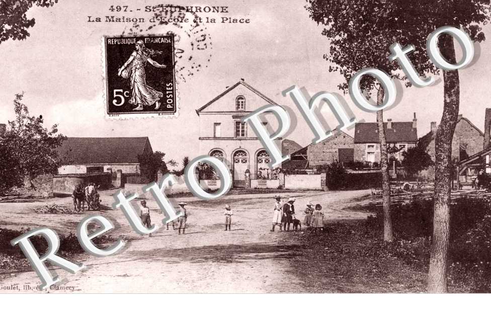 la Maison d'ecole et la place