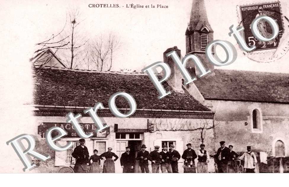l'eglise et la place Magasin  de vins Lacoste