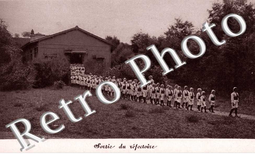 Hermancia Sortie du refectoire Colonie de vacances au bord du Lac Leman Aout 1915 Oeuvre sociale Le Cantier 199 rue de Bercy Paris 12eme