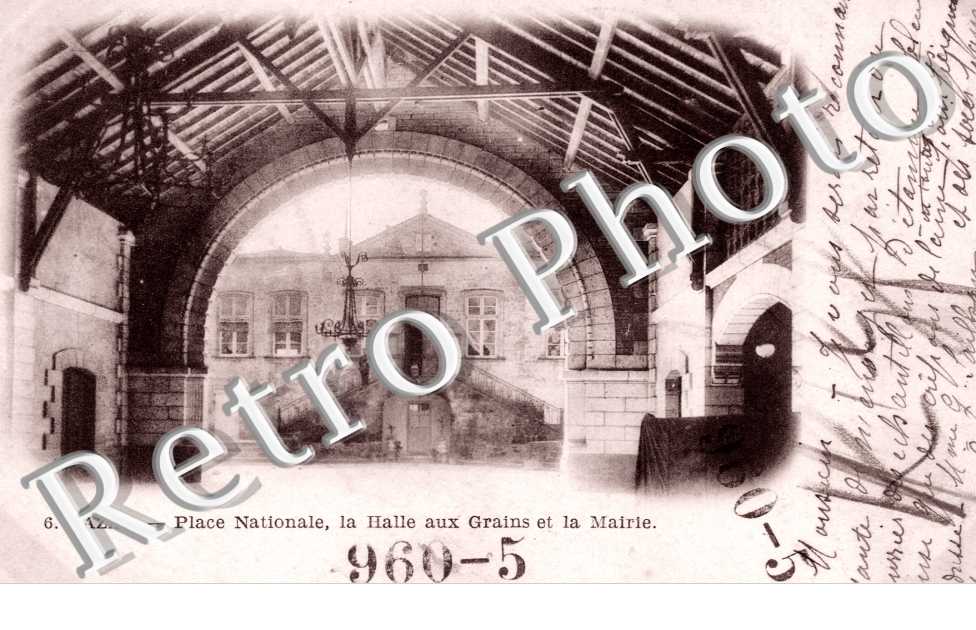 place nationale, la halle aux grains et la mairie