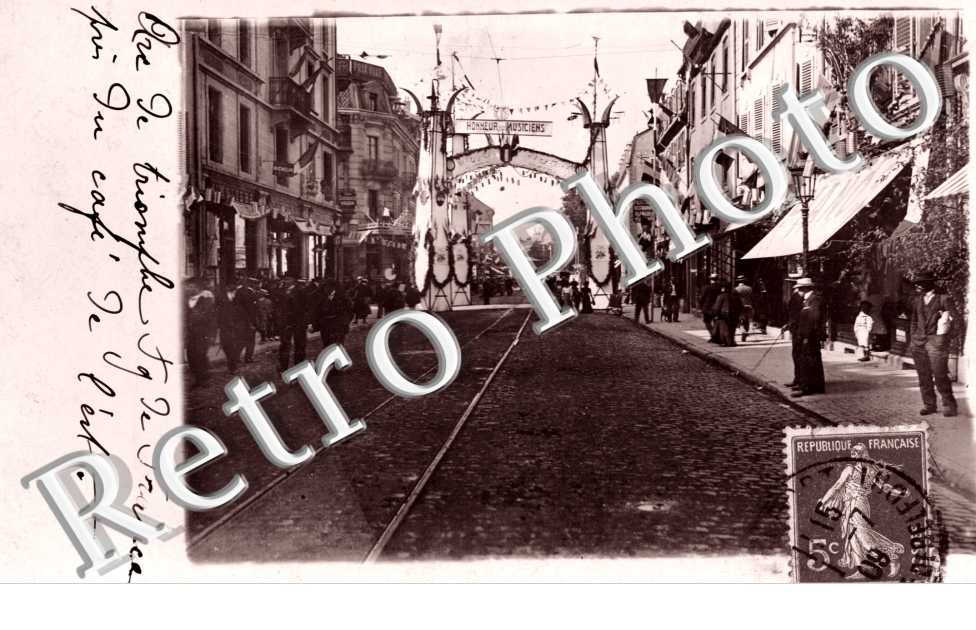 arc de triomphe Faubourg de France pris du Cafe de l'Est