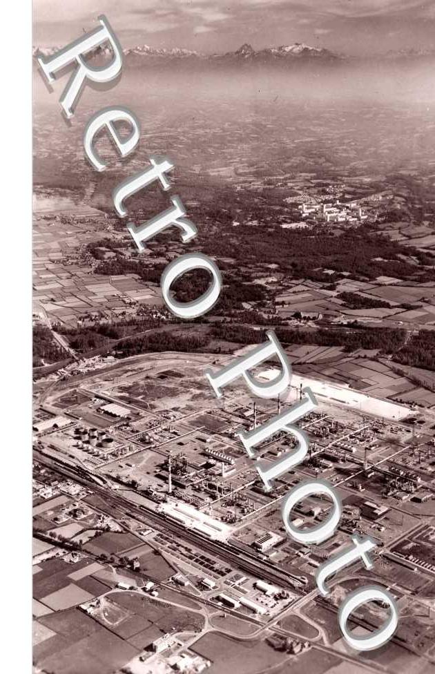 Vue generale  de l'usine de Lacq. Au fon, a droite, la ville de Mourenx