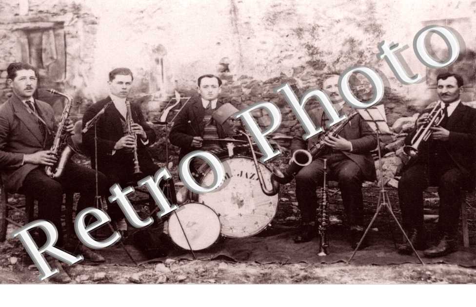 l'Orquesta lo Miol-Jazz de Muloas a la fin de las annadas 1930. Fernad Guy(saxophone), Aime Bardy (clarinette), Marin Barthe (batterie), Justin Crayss