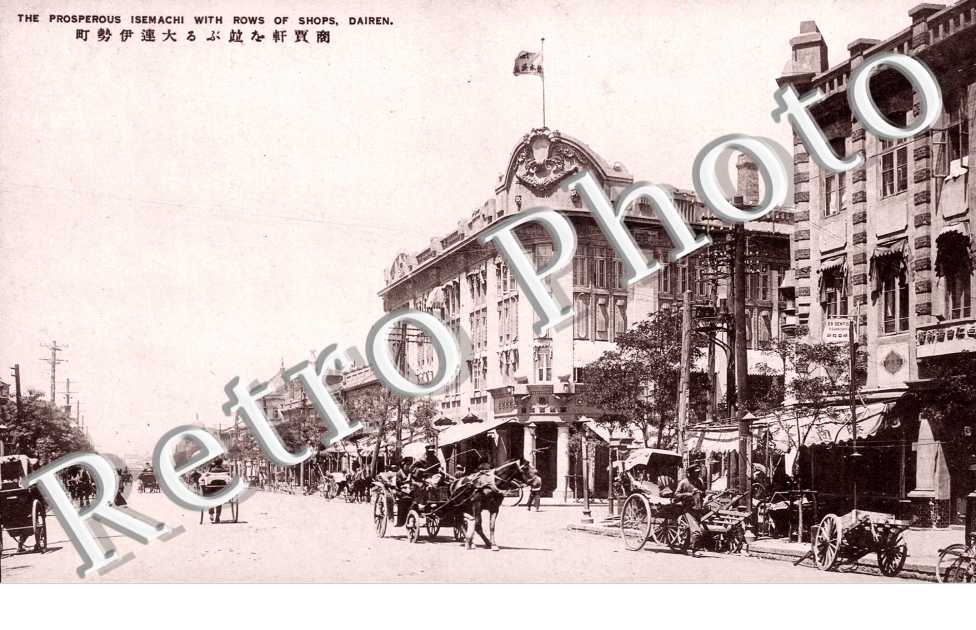 Prosperous Isemachi withrows of shops