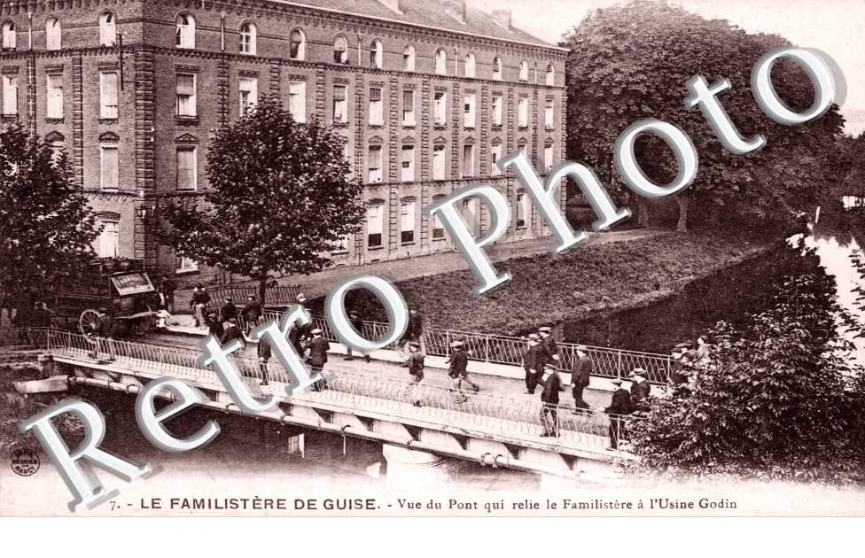 le familistere - vue du pont qui relie le Familistere a l'usine Godin