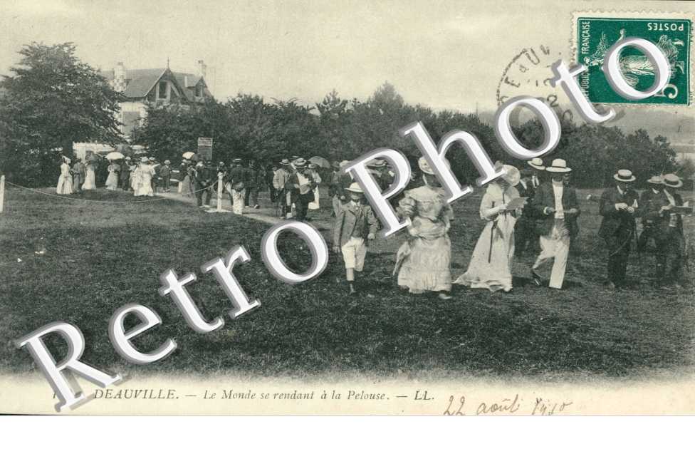 le monde se rendant la pelouse