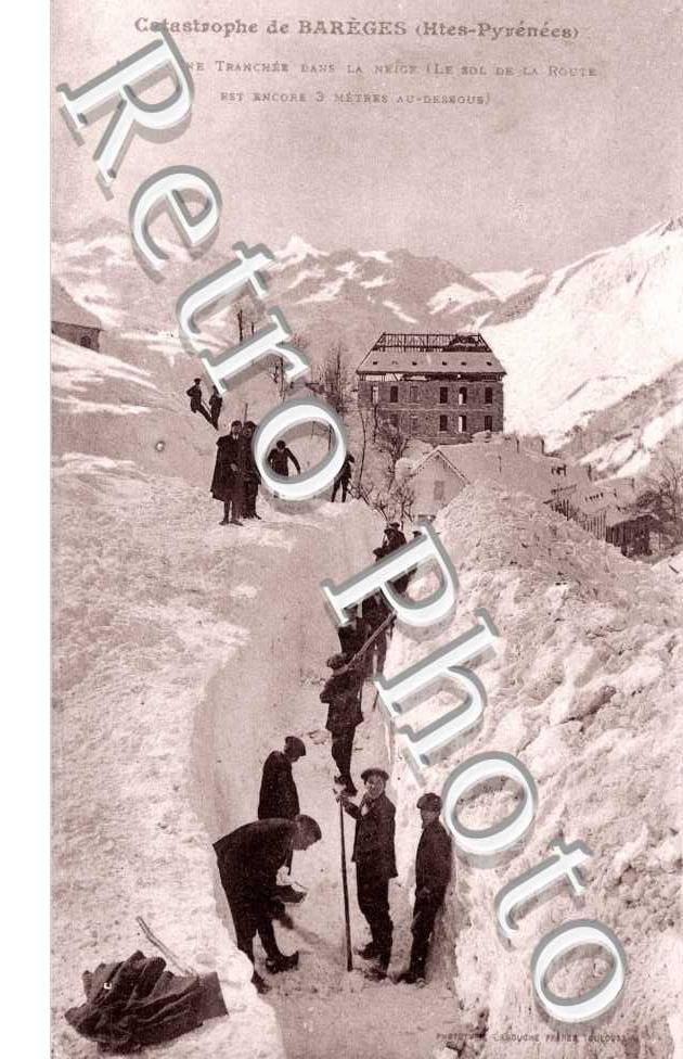 Une Tranch dans la Neige - le sol de la Route est encore 3 m en dessous
