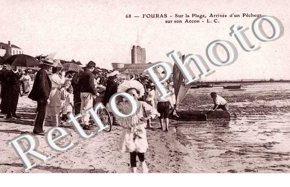 Sur la plage arrivee d'un pecheur sur son Accon