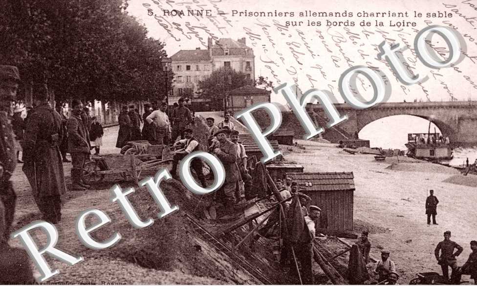 Prisonniers allemands charriant le sable sur les bords de la Loire
