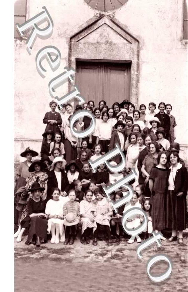 devant le portail de l'eglise le 20 juillet 1924