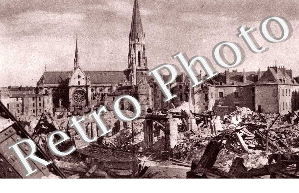 Après les bombardements, rue du Calvaire près Prisunic