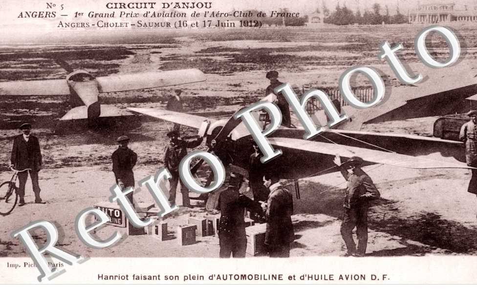 Hanriot faisant son plein d'automobiline et d'Huile d'Avion