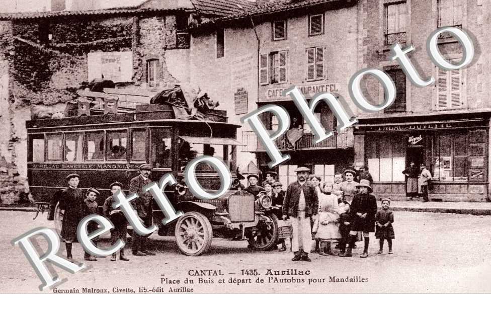 place du Buis et depart de l'autobus pour Mandailles