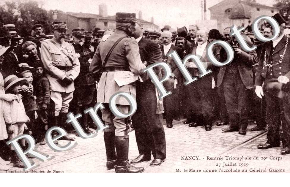 M. le Maire donne l'accolade au Gal Grange le 27 juillet 1919