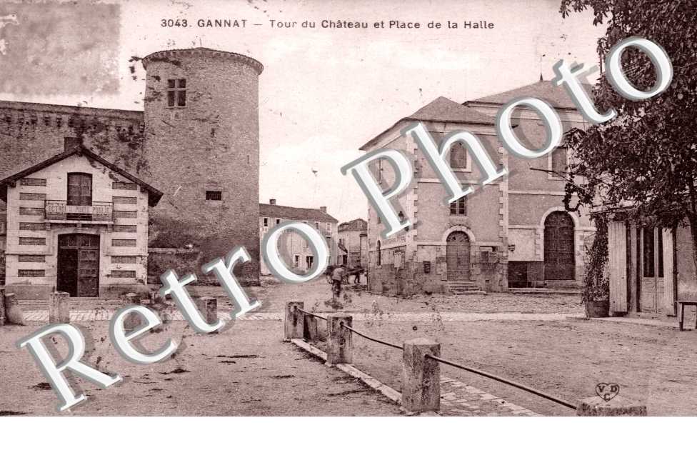 Tour du Chateau et Place de la Halle