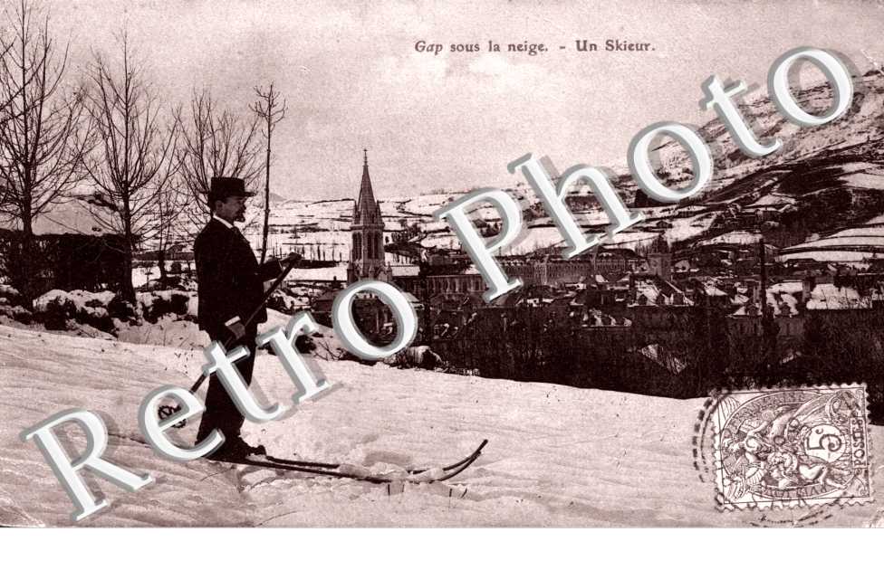 sous la neige un skieur  (SKI)
