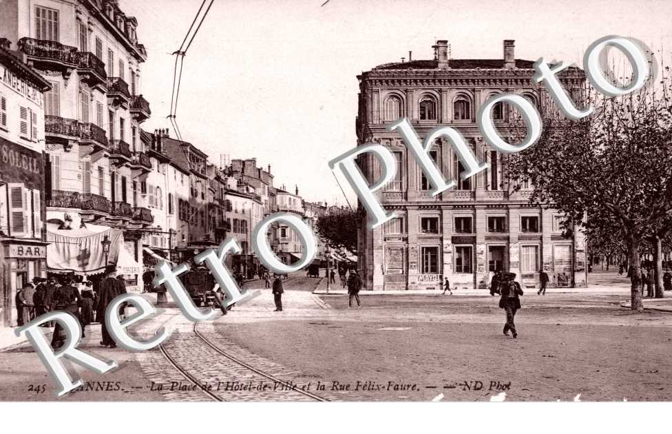 Place de l'Hotel de Ville et la Rue Felix Faure