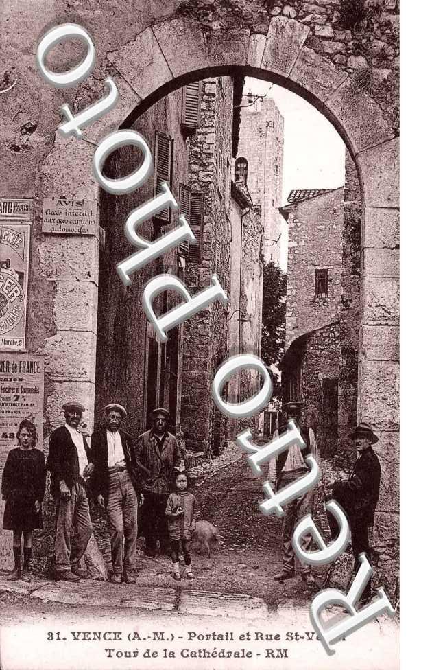 Portail et rue SaintVeran - tour de la cathedrale