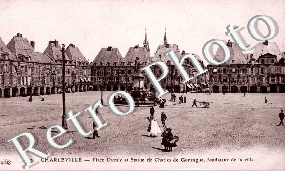 Place ducale et statue de Charles de Gonzague
