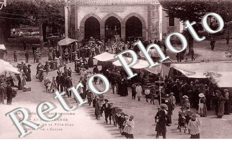 la procession de la Fete Dieu sortant de l'eglise