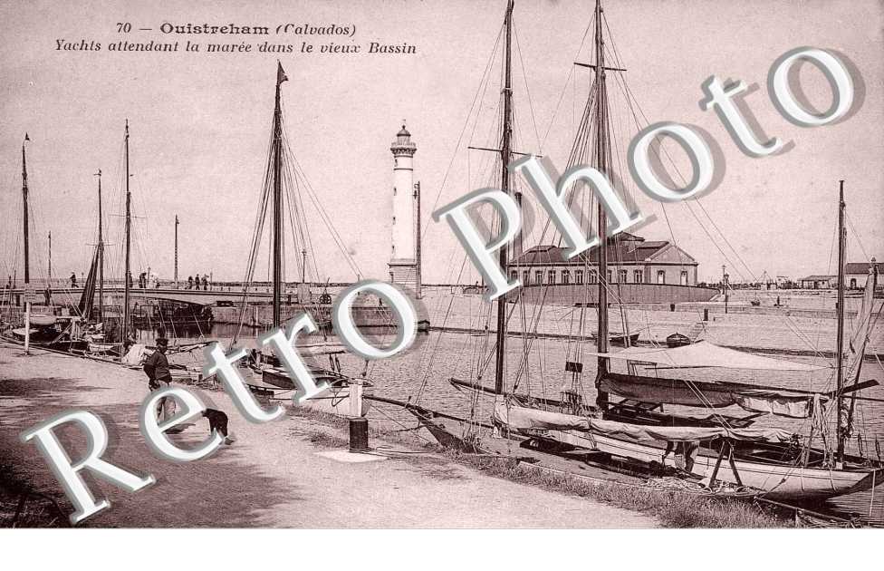 Yacht dans le vieux bassin