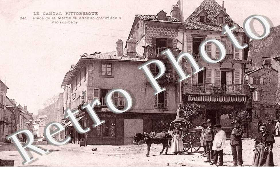 place de la mairie et avenue d'Aurillac
