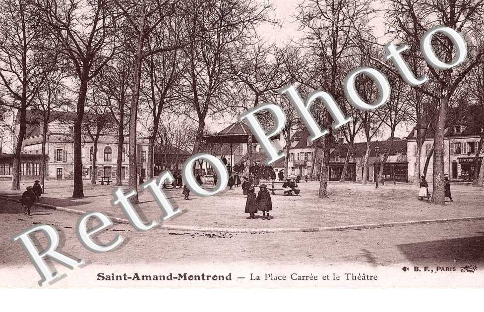 LA PLACE CARREE ET LE THEATRE