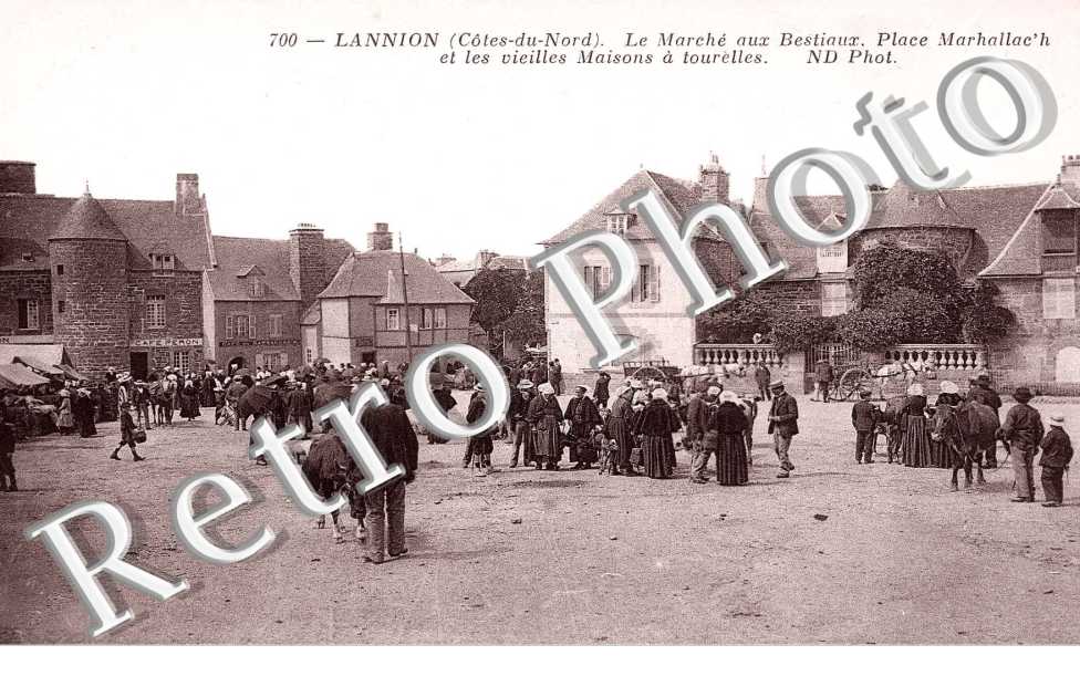 Le Marché aux bestiaux , place Marhallac'h et les vieilles maisons à tourelles