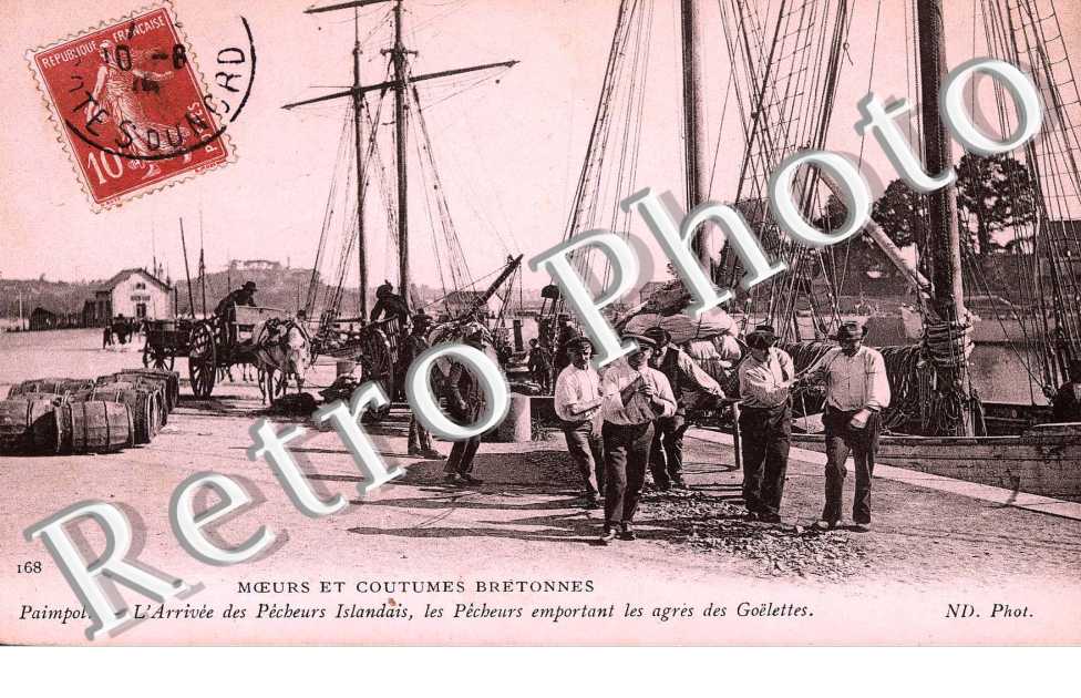 moeurs et coutumes bretonnes, l'arrivee des pecheurs Islandais, les pecheurs emportant les agres des Goelette