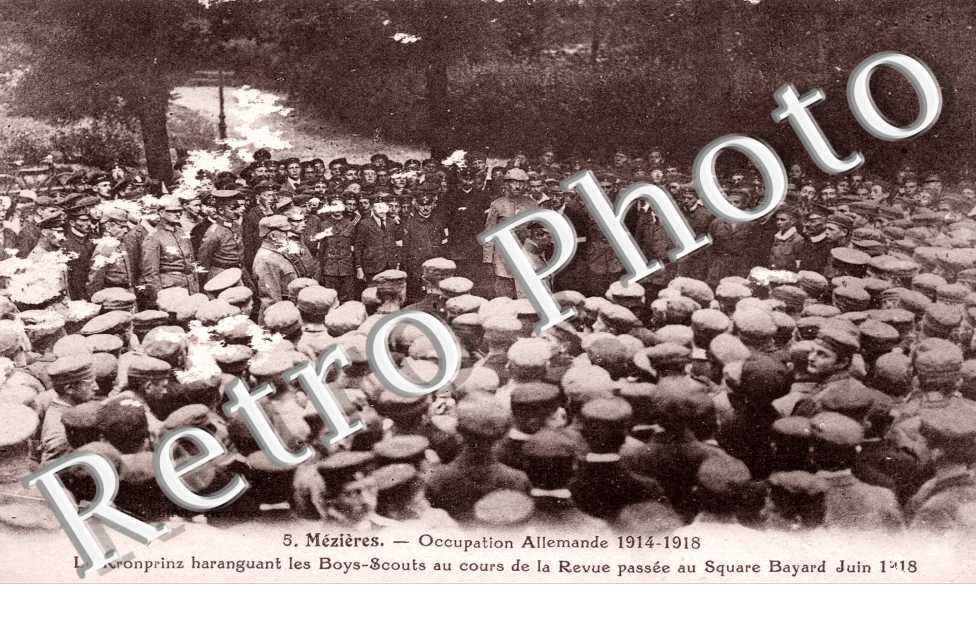 Mezieres Occupation allemande Le Krompinz haraguant les Boys-Scouts au square Bayard en juin 1918