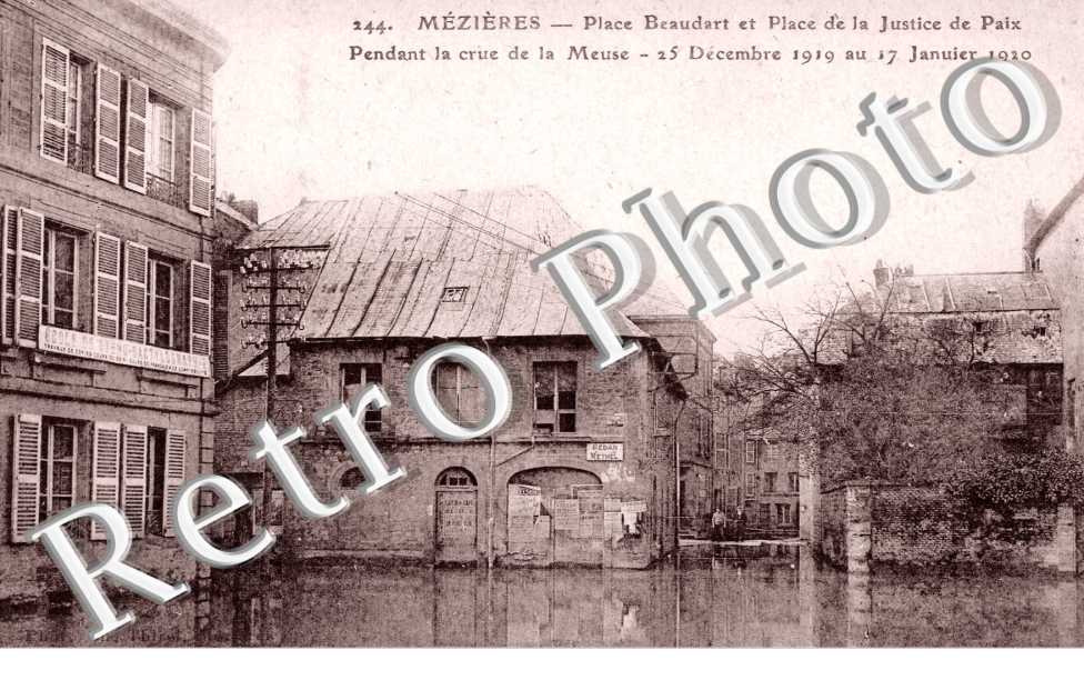 Mezieres Place Beaudart et place de la Justice de Paix pendant la crue de la Meuse 17 janvier 1920