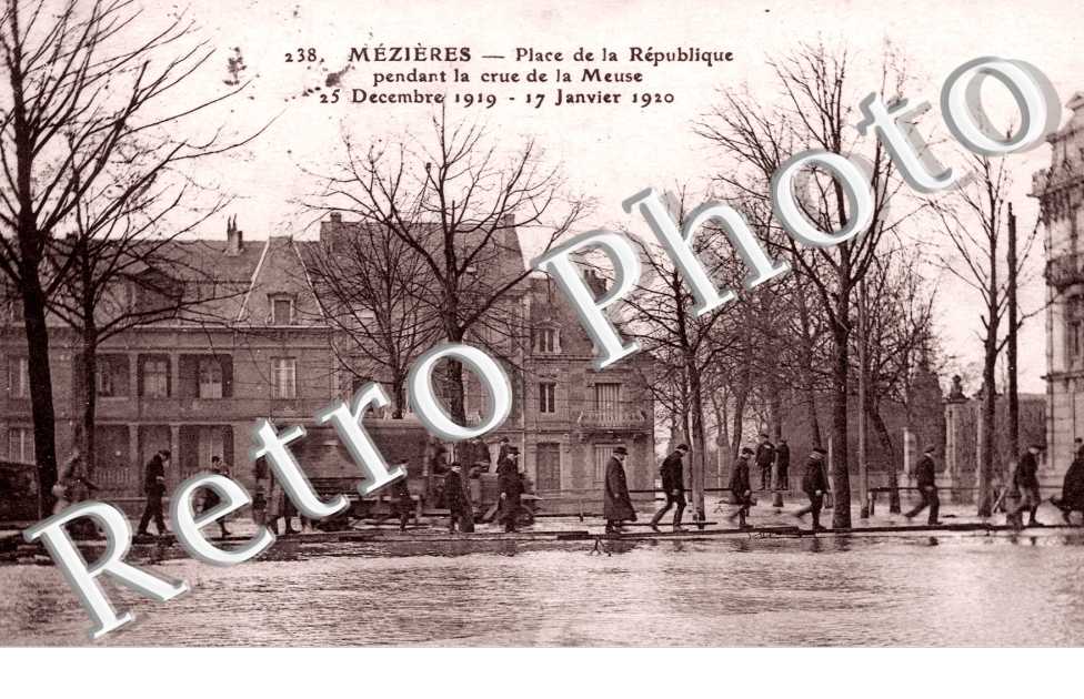 Mezieres Place de la Rublique pendant la crue de la Meuse 17 janvier 1920
