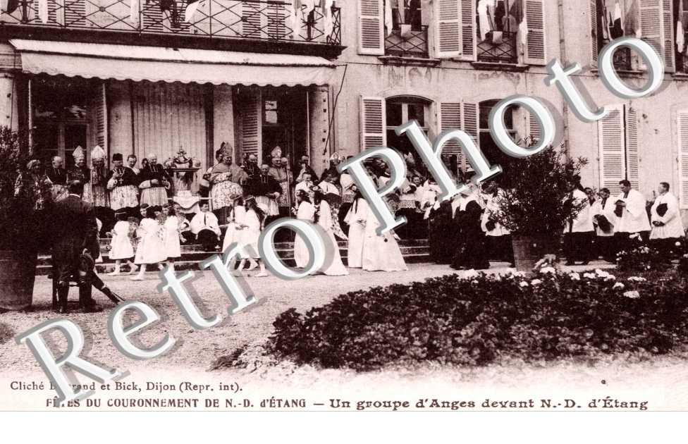 Fete du Couronnement - Un groupe d'Anges