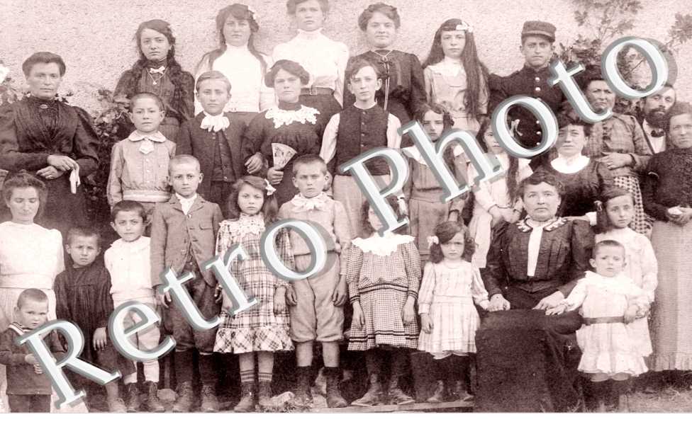 Un groupe d'Adultes et enfants