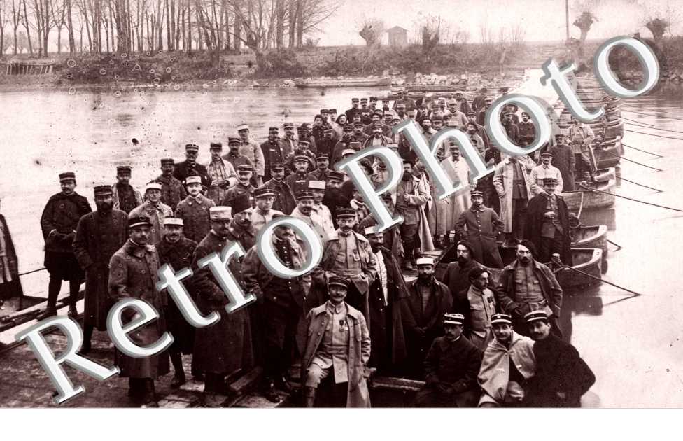 Militaires sur pont provisoire