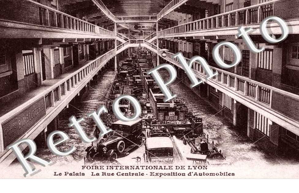 Foire Internationale de Lyon - Le Palais, la rue centrale - Exposition d'automobiles