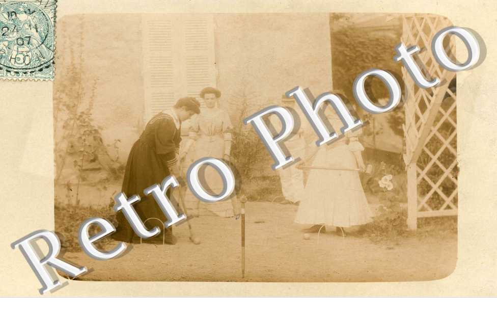 Personnes jouant au croquet