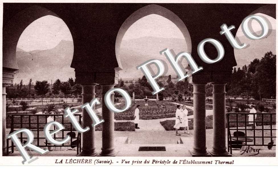 vue prise du peristyle de l'etablissement thermal